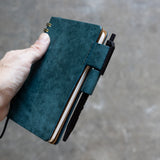 革の手帳A6サイズ、ブルーグリーンのペン差しタイプ