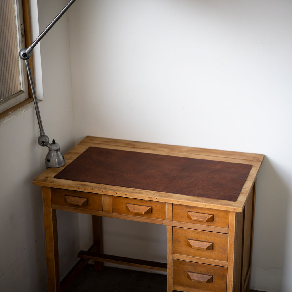 tmデスクマットダークブラウン、机に置いたイメージ