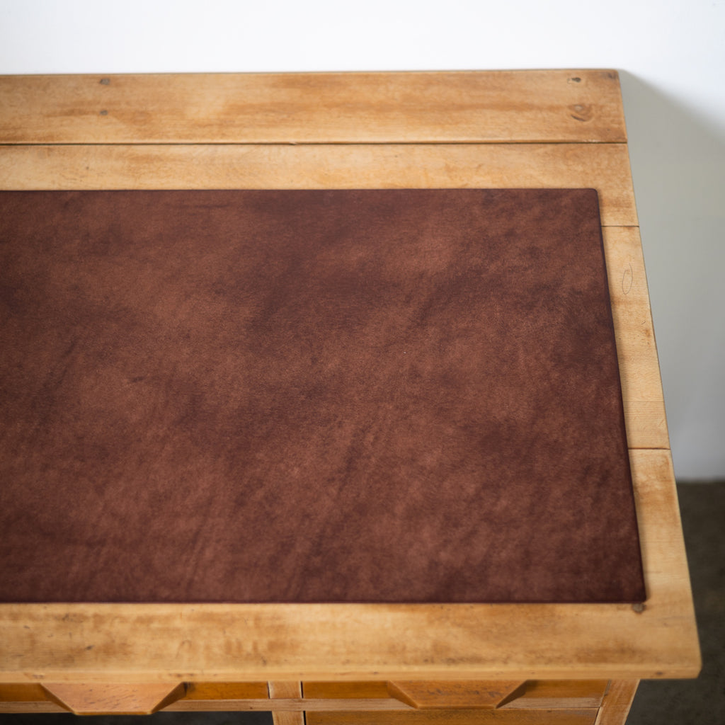 tmデスクマットダークブラウン、机に置いたイメージ