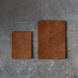 革の手帳キャメル、A6サイズとA5サイズの比較画像