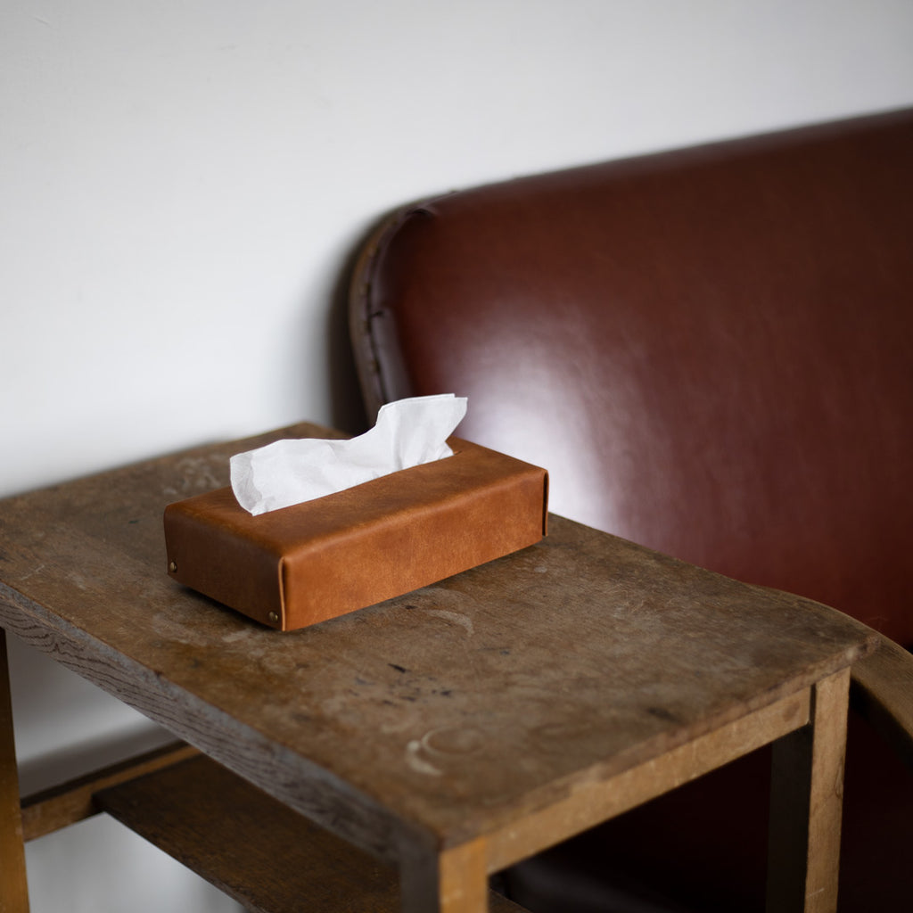 hkティッシュケースキャメル、机に置いた画像